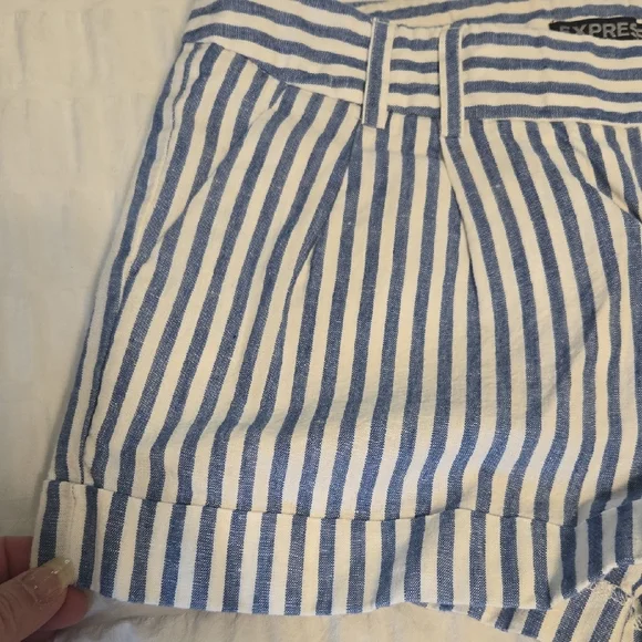 💥Express Blue and White Striped Shorts - Picture 2 of 5